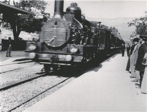 Lumière’ide esimesteks filmideks peetavaid kuni 50sekundilisi klippe võiksime praegu nimetada parimal juhul dokumentideks.  Kaader filmist „Rong saabub jaama” („L’arrivée d’un train à La Ciotat”, Auguste ja Louis Lumière, 1895).