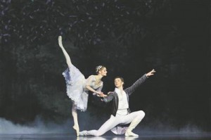 Esietendusel tantsis prints Désiréd Valgevenest pärit Deniss Klimuk – ilus pikk partner haprale, peaaegu läbipaistvale Alena Škatulale (Aurora).