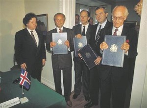 Lepingutega seisavad vasakult Jón Baldvin Hannibalsson, Algirdas Saudargas, Jānis Jurkāns ja Lennart Meri – Islandi, Leedu, Läti ja Eesti välisministrid – vahetult peale Balti riikide iseseisvuse tunustamist Islandi poolt, Reykjavíkis Höfdi majas. 