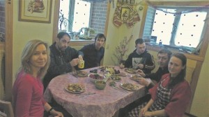 Vasakult: Triin Soomets, Jaan Malin ja Roomet Jakapi koos lahkete võõrustajatega külalistemaja Mumõ Dor köögis.