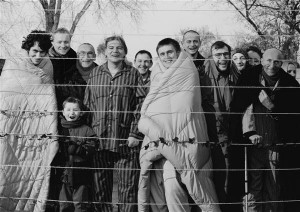 Zbigniew Libera. Residendid. 2003, mustvalge foto, 120 × 180 cm. Atlas Sztuki (Łódź) loal.  Zbigniew Libera on taaslavastanud ühe kõige kuulsamatest koonduslaagrifotodest, mis tehti laagri vabastamisel  ja mis hakkas läänes ka kohe ringlema.   