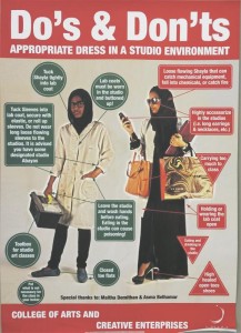 Zayedi ülikooli kunsti ja loovtööstuse kolledži tööruumides riietumise juhend. 