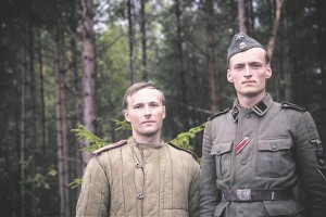 Võõrastele oma ja omadele võõras. Eesti soost sõdurid Punaarmee (Kristjan Üksküla) ja Waffen SSi (Kaspar Velberg) mundris. 