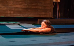 Kui Kersti Kreismanni külanaine Aila ikka arvab, et ta (teatri eeslaval)  kummiribade vahel ujub, siis tundub publikulegi, et vesi on väga külm.