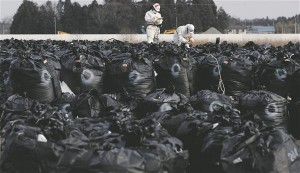 Iga päev puhastavad töölised purunenud Fukushima tuumajaama lähistel Tomiokas veega teid, küürivad maju, lõiguvad oksi ning eemaldavad saastunud pinnast, mis plastkottidesse pakitult ümbruskonda jäetakse. Kohalikud on vihased, sest valitsus kavatseb 30 miljonit tonni radioaktiivselt saastatud jäätmeid sel viisil mahajäetud põldudele ja parklatesse paigutada.   