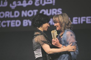 Barbara Lorey de Lacharrière (paremal) annab FIPRESCI auhinna üle egiptuse dokumentalistile Hala Loftyle 2012. aasta Abu Dhabi filmifestivalil filmi „Eneseületamine iga päev” („Al-khoroug lel-nahar“), eest. 