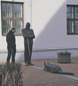 Eesti ajal kujundas Viljandi nägu linnapea August Maramaa.  Pildil Aili Vahtrapuu skulptuur raekoja kõrval. 