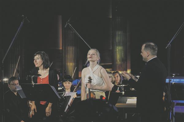 Liisa Hirsch, Triin Ruubel, Atvars Lakstīgala ja Tallinna Kammerorkester pärast interpreetidelt suurt keskendumisjõudu nõudnud teose  „Ascending ... Descending“ esiettekannet. 