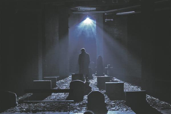 Jon Fosse näidendi „Sügise unenägu“, mille surnuaial toimuv tegevus keerleb üürikese elu ja surma üle, võiks klassifitseerida kalmistudraamaks.