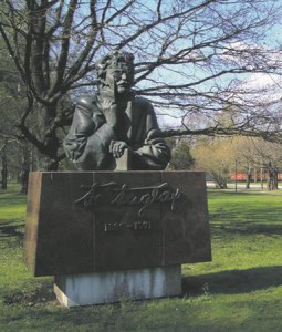 Friedebert Tuglas. Monumendi autorid  on skulptor Edgar Viies ja  arhitekt Andres Mänd.