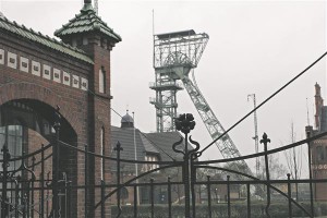 Helme joonistab detailselt välja Ruhri kaevanduspiirkonna – ja tööstusmaastik ei ole raasugi igav. Lehviv inimlik nukrus muutub korraga tähendusrikkaks. 