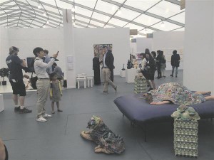 Kris Lemsalu installatsioon New Yorgi Frieze kunstimessil.  