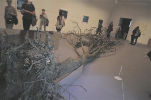 Robert Smithson, kes on kunstilukku läinud oma hiiglaslike kivispiraalidega, on näitusel esindatud uues kontekstis, looduslikust keskkonnast juurte ja okstega välja tiritud hiigelpuu kui eksponaadiga. 