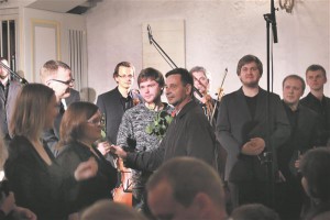 Muusikuid tuli tänama ka Cyrillus Kreegi poeg Jüri Kreek (pildil keskel). 