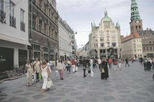 Läbi Kopenhaageni vanalinna kulgev Strøget suleti autoliiklusele juba 1962. aastal, et muuta kesklinn elavamaks ja jalakäijale sõbralikumaks. Täna tuuakse seda tänavat näiteks pea alati, kui on vaja tõestada autoliikluse vähendamise kasulikku mõju linnasüdamele.