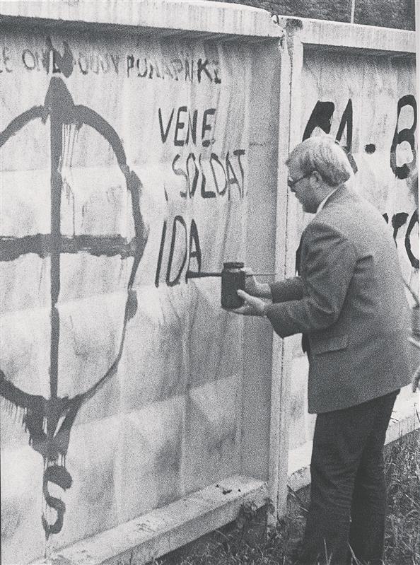 1992. aasta riigikogu valimiskampaania ajal Tondi kasarmute piirdeaeda värvimas. 
