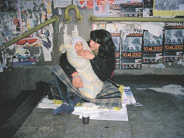 Unistused turvalisest kodust ja armastusest on valusalt esil ka Alla Georgieva fotoseerias „Emad tänavalt“ (2001–2011). 
