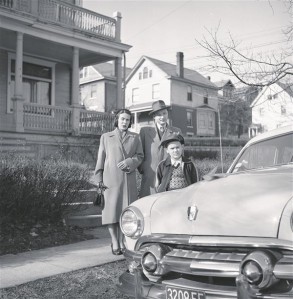 Eric Soovere. Perega kodu juures Cin­cin­natis. Foto, 1953.  