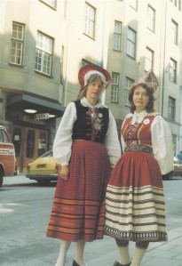 Helga Nõu ja Elin Toona 1980. aastal Stockholmi ESTO päevadel ...