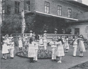 Lapsed valmistumas tulevaseks paarisuhteks Skurupi tantsukoolis 1912. aastal. 