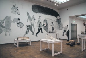 Pekka Paikkari on teosed jaotanud nii, et suures saalis näeb skulpturaalsemaid töid ning Sergei Issupovilt sellele näitusele tellitud seinamaali. 