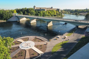 Promenaadi ehitamise käigus on kindlustatud bastione ja Narva on saanud euroopaliku vaba aja veetmise koha. 