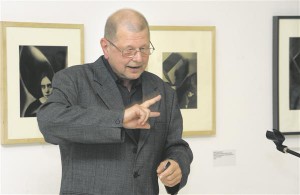 Brno Morava galerii kuraatorilt Antonín Dufekilt on ilmunud mitmeid kaalukaid  Tšehhi avangardfoto käsitlusi.