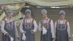 Rahvarõivais lauljad Komi Vabariigi aastapäevale pühendatud kontserdil Kulömdini rajooni kultuurimaja ees. 