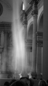Anish Kapoori installatsioon „Ülestõusmine“ („Ascension“) Basilica di San Grigrio Maggiores 2011. aastal Veneetsia biennaalil kujutas endast kiriku keskmises löövis spiraalsena kerkivat suitsusammast.