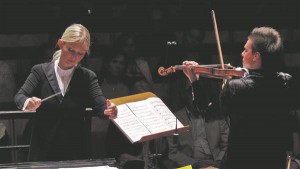 Põhjamaade Sümfooniaorkester avas oma hooaja lisaks Tartule ja Tallinnale ka Stockholmis Berwaldhallenis. Pildil dirigent Anu Tali ja solist Sergei Dogadin. 