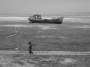 Süsteemi muutmata ei ole mudaliigasse sattumise eest kaitstud ükski teadusvaldkond. Hüljatud laev kuivanud Kasahstanis Araali meres. 
