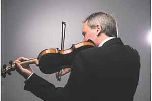 Arvo Leiburi eestvedamisel astus lavale dubleeritud vioolaga keelpillikvintett.  