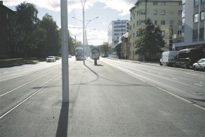 Kahjuks piirdubki Tallinna trammitee projekti linnaruumiline mõju vaid liiklusvoogude reguleerimisega, jalakäijale pole uut kvaliteeti loodud.