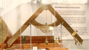 Tänapäeva teadusfilosoofias on tavaks väita, et esimene teadlane oli Galileo Galilei, kes püstitas hüpoteese ja kontrollis eksperimentaalselt nende kehtivust. Pildil Galilei disainitud kompass, valmistatud arvatavasti 1604. 