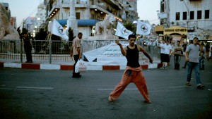Filmi peategelane Maher tantsib end vabaks ka Ramallah’ peaväljakul. Max Golomidov