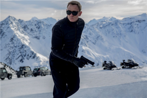 James Bond (Daniel Craig) otsimas oma teed spiooniderohkel kinomaastikul. 