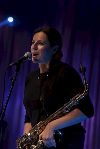 Mullu Taanis kaks aasta muusikaauhinda võitnud Maria Faust juhatab tänavusel muusikaauhindade üleandmise üritusel Taani Raadio bigbändi. 