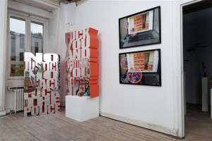 Temnikova ja Kasela galerii „Paris Internationale“ messil Pariisis 2015. aasta novembris.  Väljapanekus on näha Dan Mitchelli ja Gili Tali tööd.