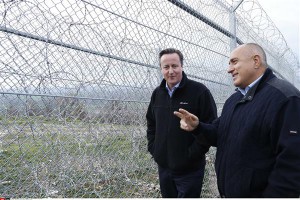 Briti valitsusjuht David Cameron koos Bulgaaria ametivenna Bojko Borisoviga Bulgaaria-Türgi piirile püstitatud okastraattara ääres, mis sunnib Lähis-Ida põgenikke võtma ette riskantaseid paadiretki üle Vahemere.  