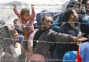 Süüria põgenikud Türgi piiril pahameelt avaldamas.