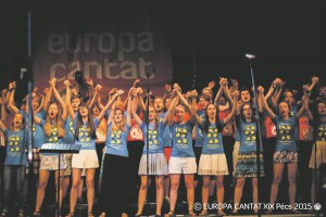Eesti noorte segakoor festivali „Europa Cantat“ lõppkontserdil Pécsis. 