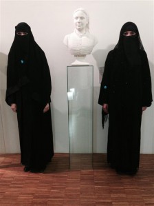 Burkaga naistele ei olnud kõige ohtlikum mitte avalik tänavaruum,  vaid hoopis akadeemiline keskkond.  
