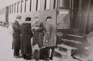 Fotol: Saksamaale lahkujad Tallinnas raudteejaamas 1941. aasta talvel. See on ainus seni teadaolev foto järelümberasumisest Eestis. (Carl-Schirren-Gesellschaft, Lüneburg) 