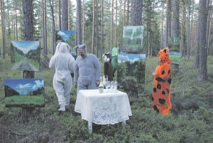 Kunstiteadlane ja kunstnik, aga ka looduskorraldust õppiv Mari Kartau otsustas kunsti loodusesse viia ning korraldas  2012. aastal näituse loomadele.