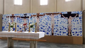 Hallgrímskirkja altari keskpaigas esimesel astmestikul oli poolhämaras kõrvuti viis  või kuus ristilöödud Kristuse kujutist. Tekkis pentsik mõte, et need on pildid poistest või lastest, kes harjutavad, kuidas ristil olla. 