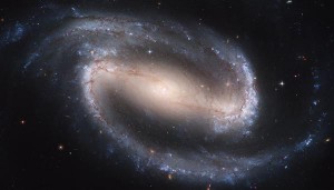 Kaunis galaktika NGC 1300 Eridanuse tähtkujus asub meist 61 miljoni valgusaasta kaugusel. Kosmoloogilisteks süvavaatlusteks on see objekt aga pigem müraallikas. Selliste lähedaste objektide kiirguskomponent ja nende tekitatud gravitatsioonilised moonutused tuli näiteks Plancki missiooni puhul teadlasi huvitavast signaalist lahutada. 