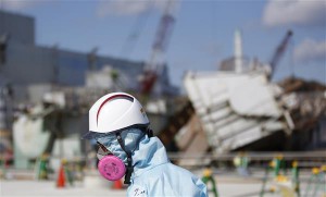 11. märtsil möödub viis aastat Fukushima Daiichi tuumakatastroofist, mis liigitati rahvusvahelisel tuumaintsidentide skaalal kõige kõrgemale 7. astmele, kuhu seni küündis vaid Tšornobõli juhtum. Katastroofi tagajärjel levinud tuumareostuse likvideerimine ei ole veel kaugeltki lõppenud. Pildil Tokyo Electric Power Co (TEPCO) tööline kaitseülikonnas ja maskis Fukushima Daiichi purunenud reaktorihoone ees.  