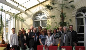 Sellel 2009. aasta maikuus tehtud ülesvõttel seisab Tartu semiootikute keskel enesekindla enesestmõistetavusega Umberto Eco.