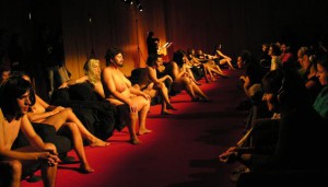 Installatsioon-lavastuses „sexyMF“ on kaksteist esitajat alasti ja grimeeritud mõlemasooliseks: meeste nägudel on meik ja naistel habemed,  liigutused stereotüüpselt vastassoole omistatavad.