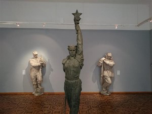 Sloveenia näituse eesmärk oli sõnastatud kui katse leida üles sotsrealismi kunstiajalooline ja esteetiline väärtus. Esiplaanil Antun Augustinĉići teose „Pobjeda“ ehk „Võit“ (1945). 